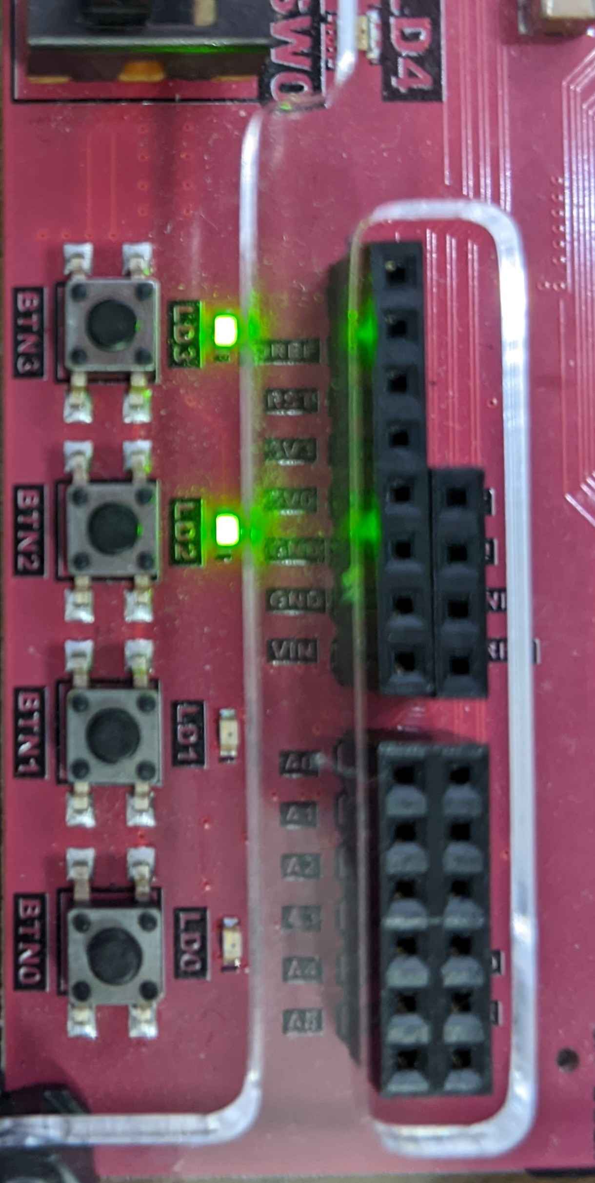 LEDの制御用レジスタの値が12()なので、LD3、LD2が点灯する