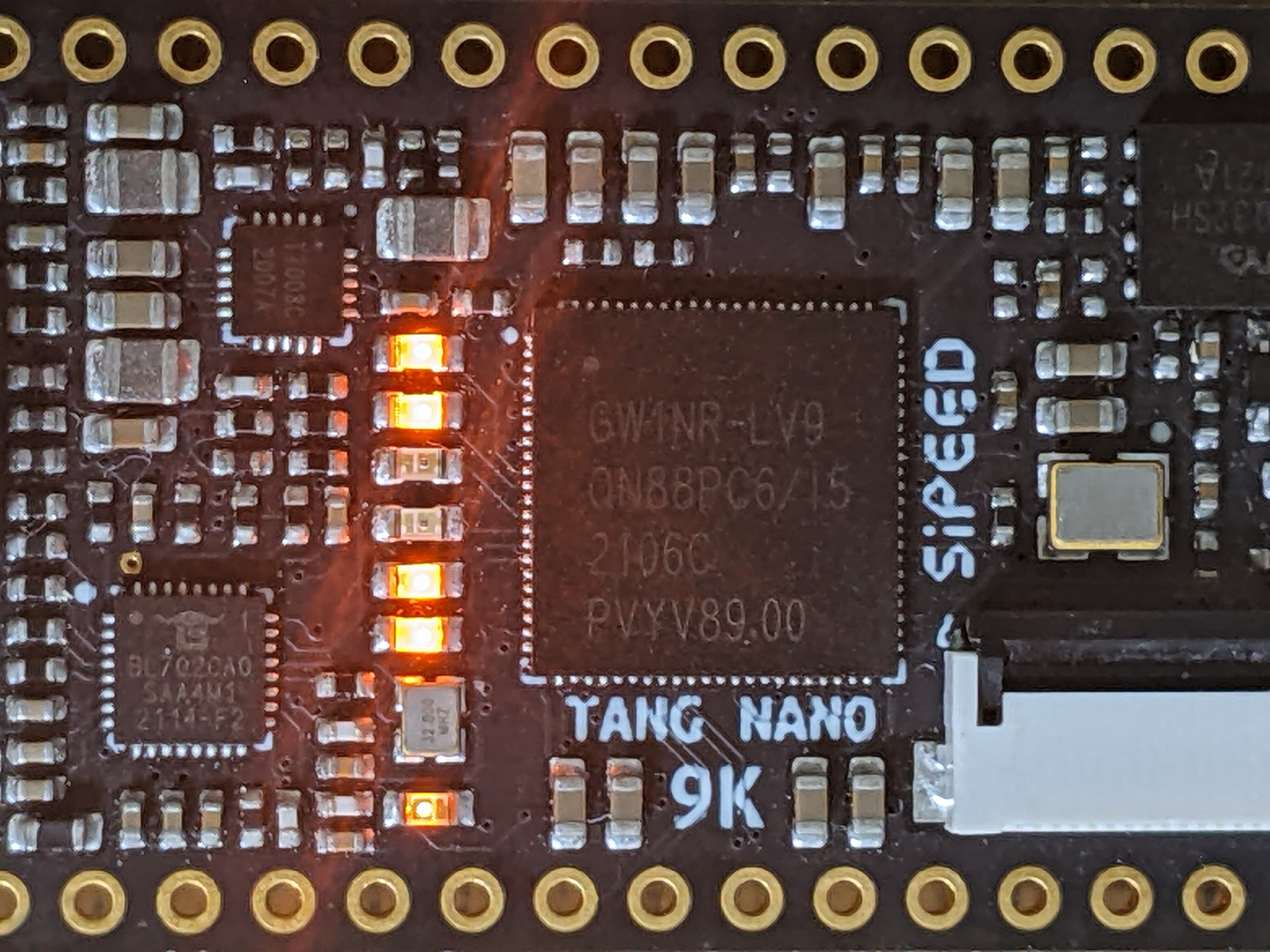 LEDの制御用レジスタの値が12(<code class="inline-code">64'b1100</code>)なので中央2つのLEDが点灯せず、それ以外が点灯する